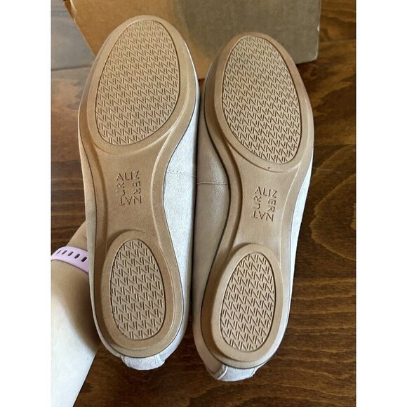 Naturalizer Maxwell Sand Beige Closed Toe  Drift Flats Suede Soft NEW 5 M‎